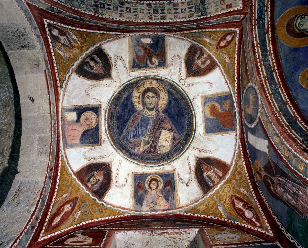 Požehnání Krista obklopuje symboly evangelistů Freska italské školy ze 13. století. Klenba 15 krypty katedrály Anagni. Itálie od Italian School