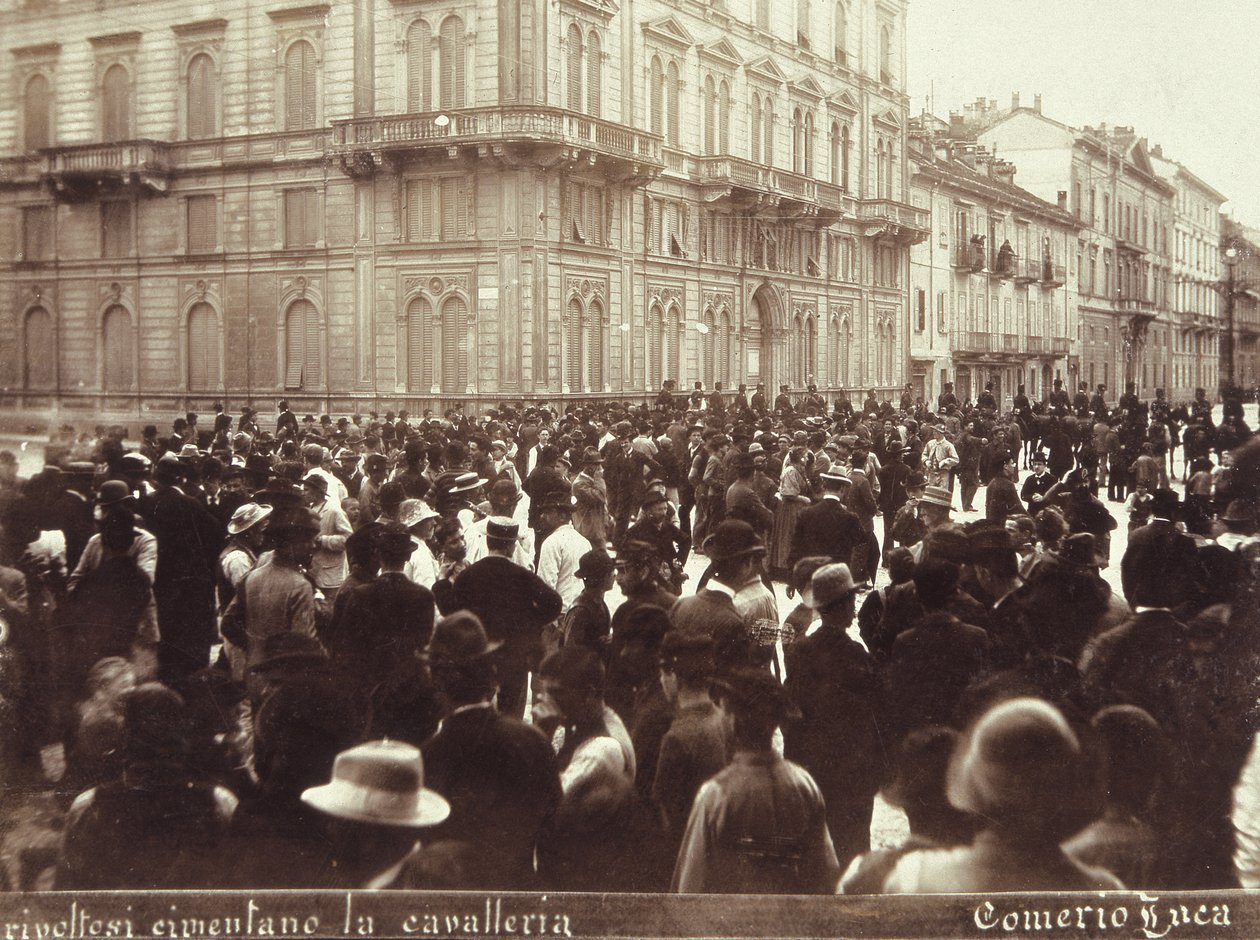 Občané vyzývají kavalérii generála Bava Beccarise během nepokojů v Miláně, 6.–9. května 1898 od Italian School