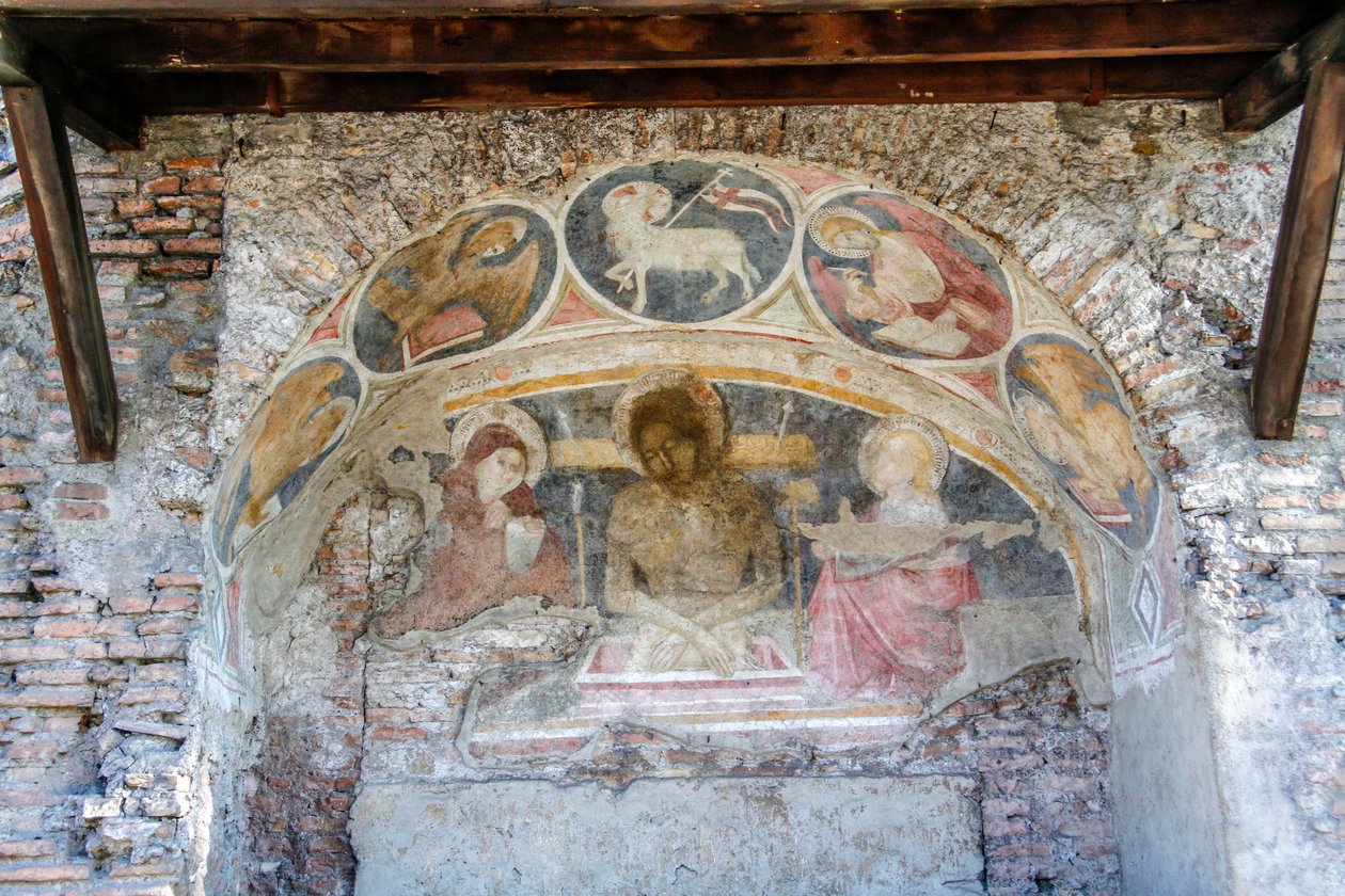 Uložení Krista mezi Pannu Marii, sv. Jana, se symboly evangelistů a Agnus Dei na oblouku od Italian School