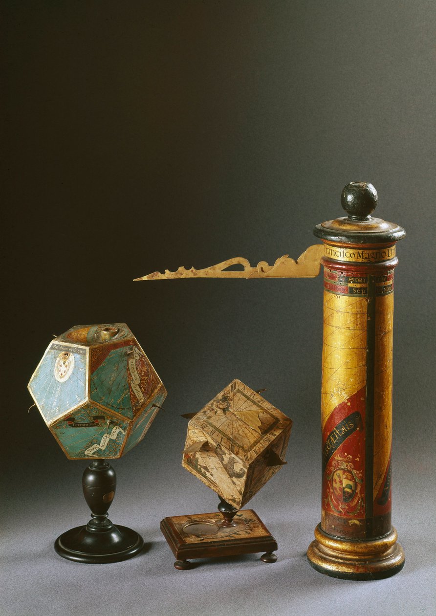 Různé typy dřevěných slunečních hodin: pravé válcové hodiny vyrobené pro Francesca I. de Medici (Francois I de Medicis) (1541-1587); další dva jsou polyedrické. Florencie 16. století, Istituto e Museo di Storia delle Scienze od Italian School