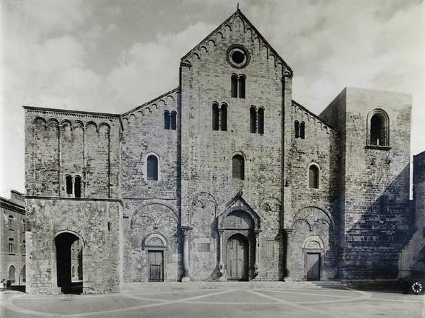 Fasáda baziliky, založené v roce 1087 pro uložení ostatků sv. Mikuláše (č/b foto) od Italian School