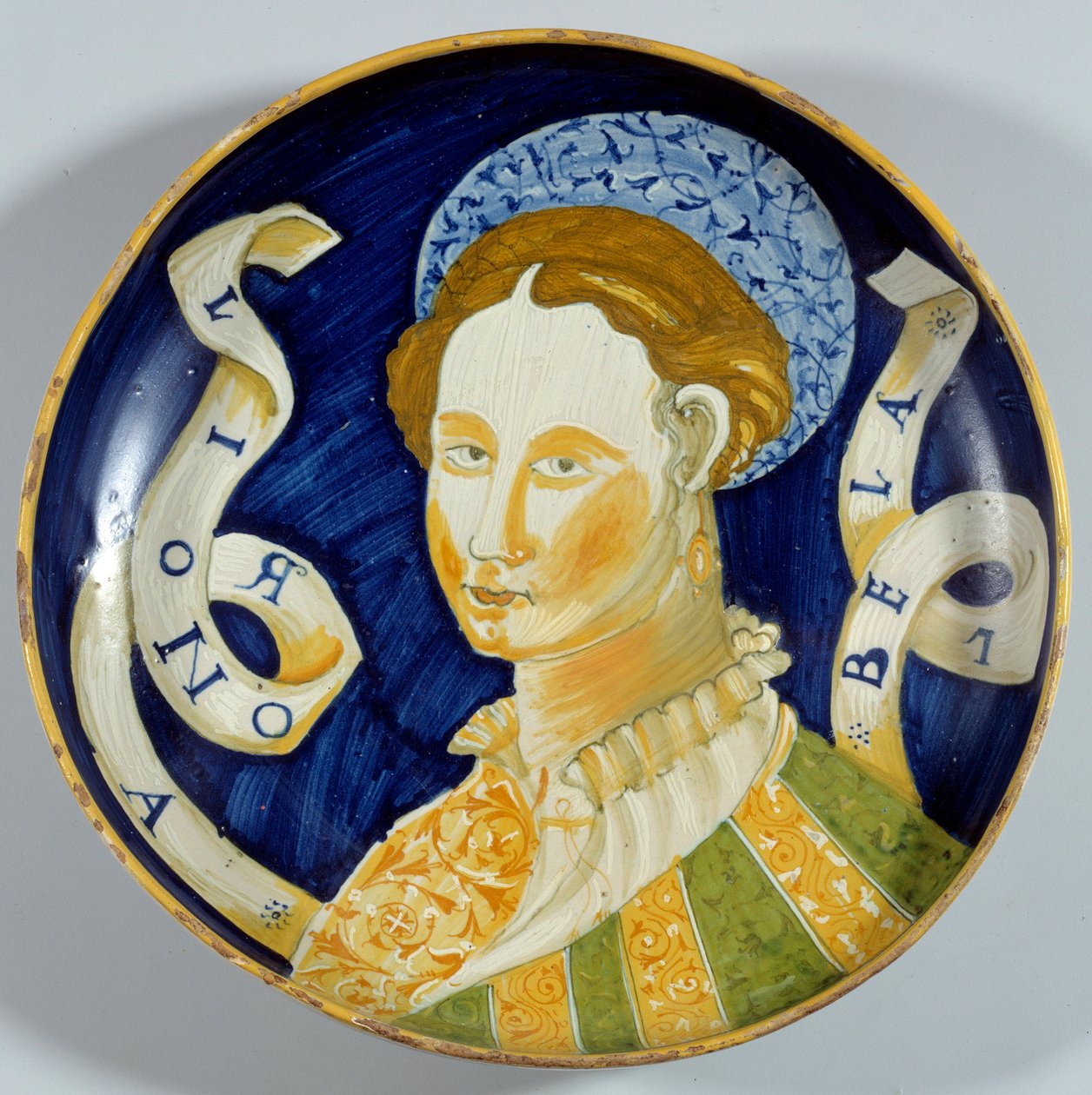 Fajánsový pohár „Lionora Bella““ vyráběný v Casteldurante. 16. století Enouen, Národní muzeum renesance od Italian School