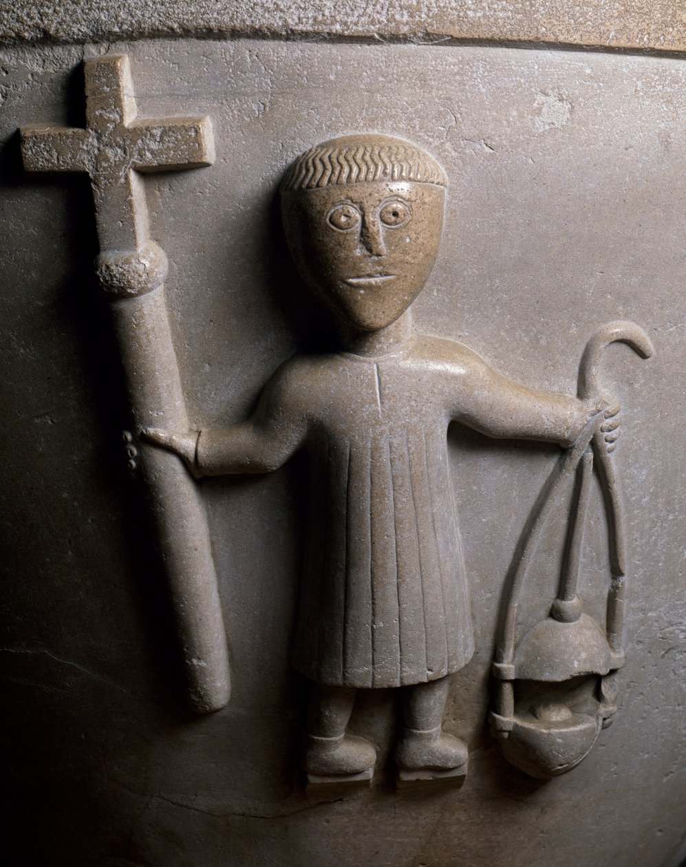 Figura liturgického průvodu, detail z křtitelnice zdobený reliéfem, bílý vápenec, kostel San Geminianus, Vicofertile, Emilia-Romagna, Itálie od Italian School