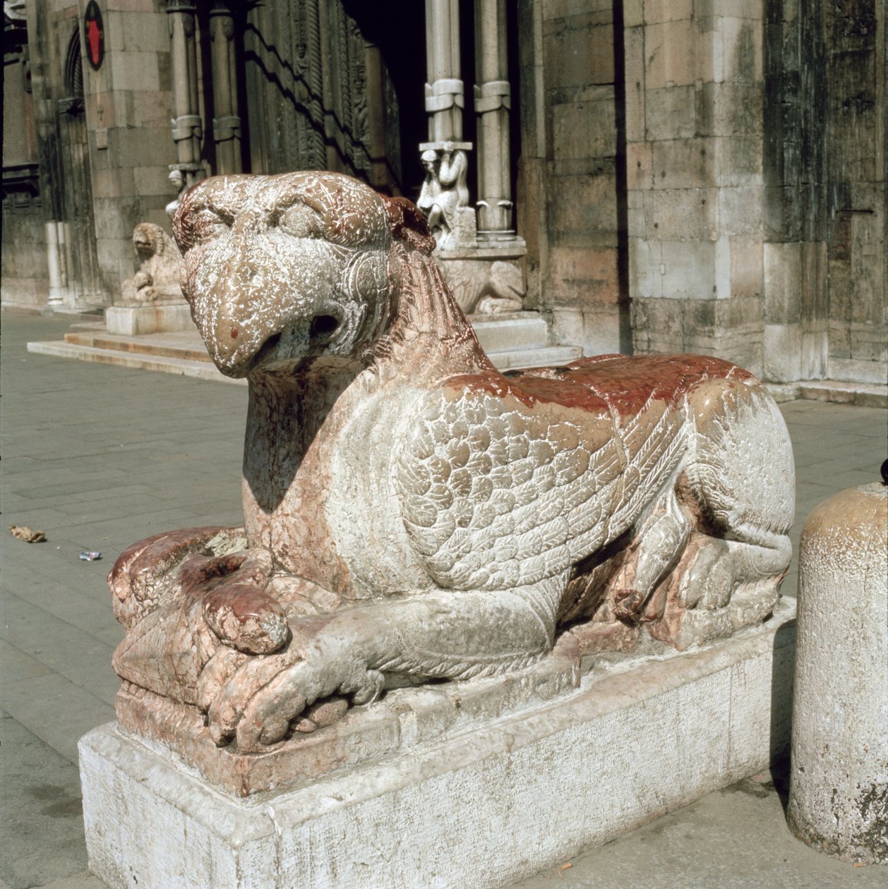Griffin ležící na podstavci, polovina 13. století od Italian School