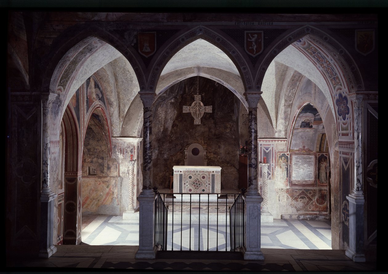 Vnitřní pohled na presbytář a oltář, jeskyně sv. Benedikta (sacro speco) Subiaco od Italian School