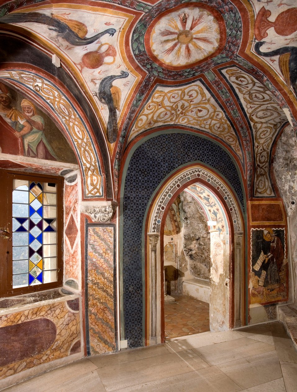 Vnitřní pohled na kapli Saint Gregoire (Gregorio) zdobenou freskami byzantských vlivů vytvořenými římskou školou z počátku 13. století. Klášter Saint Benedetto (Sacro Speco), Subiaco (Řím), Itálie od Italian School