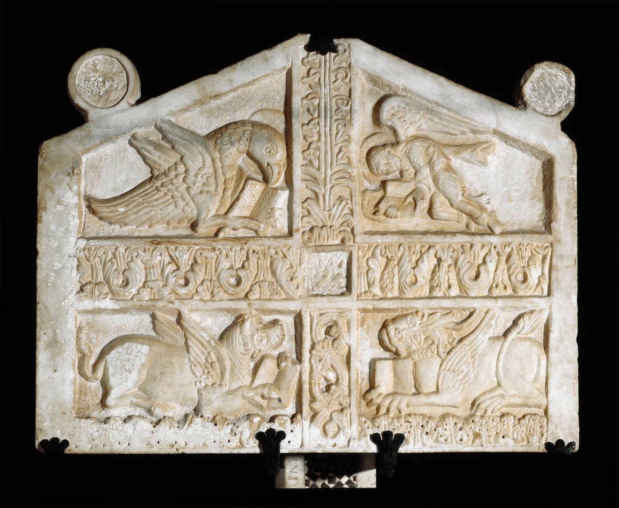 Mramorová plastika se symboly evangelistů (tetramorf). Anonymní lombardský sochař 9. století. Fara Sabina (Rieti), Abbazia di Farfa od Italian School