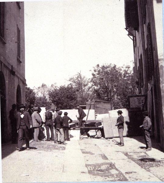 Muži staví barikády v Porta Garibaldi, během nepokojů v Miláně, 6.-9. května 1898 (černobílá fotografie) od Italian School