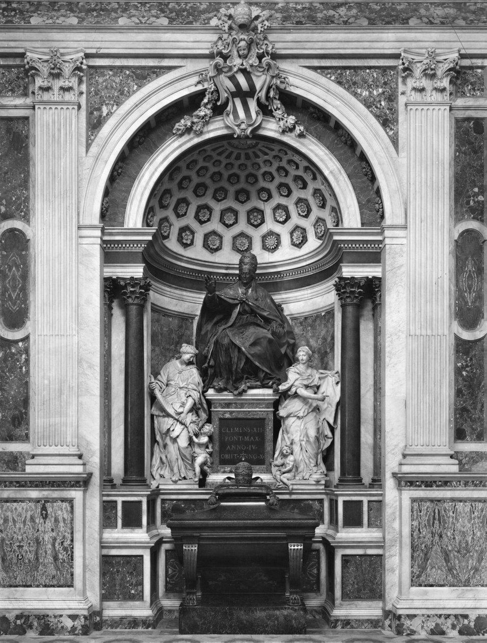 Památník papeže Klementa XII. (1652-1740) s porfyrovou urnou a sloupy, z Pantheonu (bronz, mramor, porfyr) (č/b foto) od Italian School