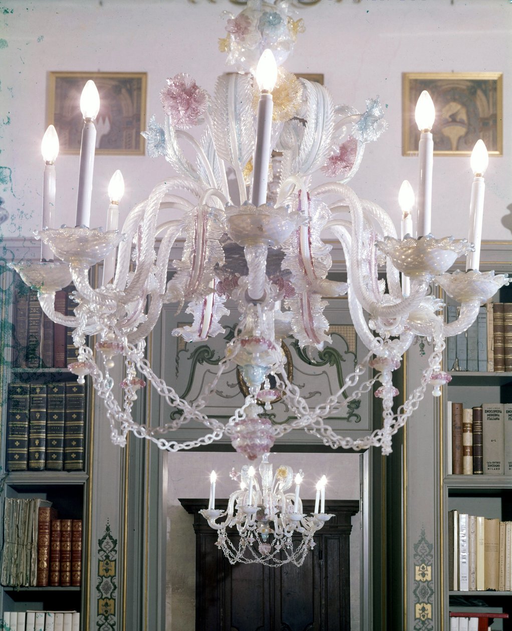 Skleněný lustr Murano z 18. století. Palazzo Lechi v Montirone nedaleko Brescie. od Italian School