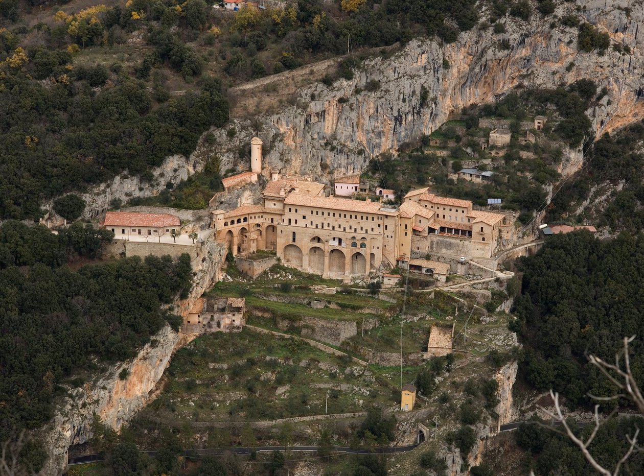 Přehled kláštera svatého Benedetta (Sacro Speco) postaveného od 12. století, Subiaco (Řím), Itálie od Italian School