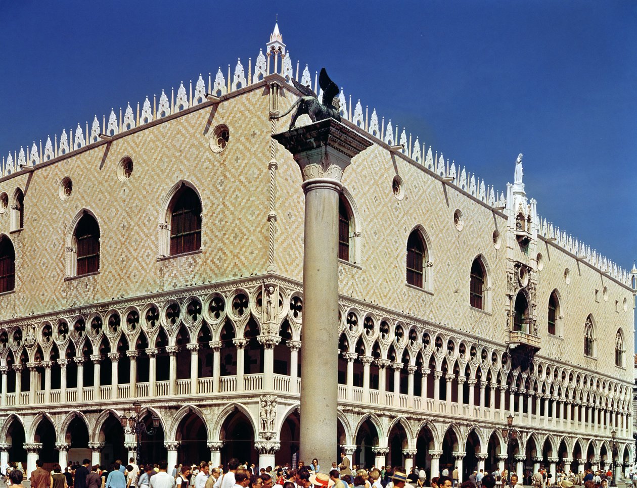 Palazzo Ducale, zahájen kolem roku 1340 od Italian School