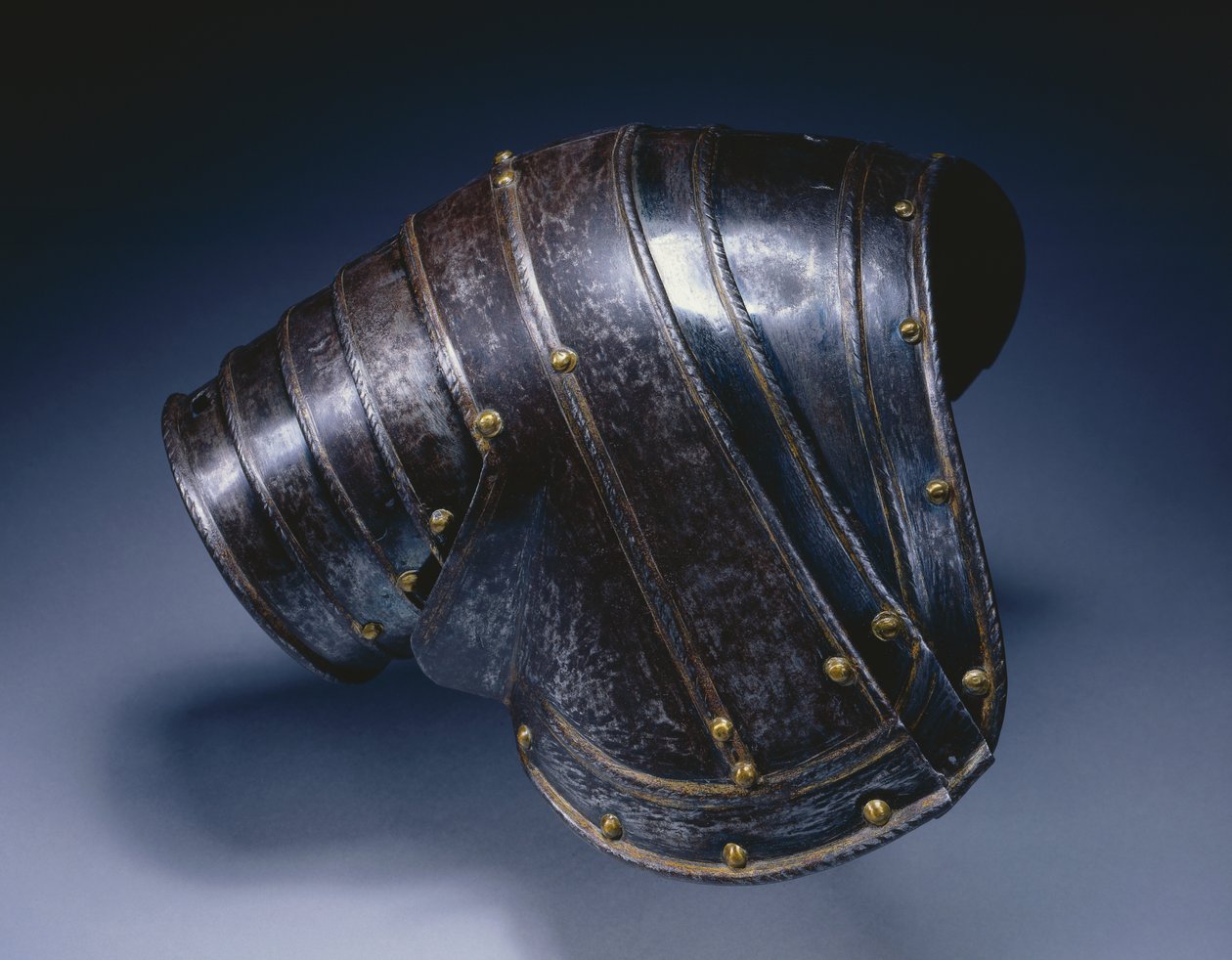 Pauldron pro pravé rameno, cca 1560-70 (modrá a zlacená ocel) od Italian School