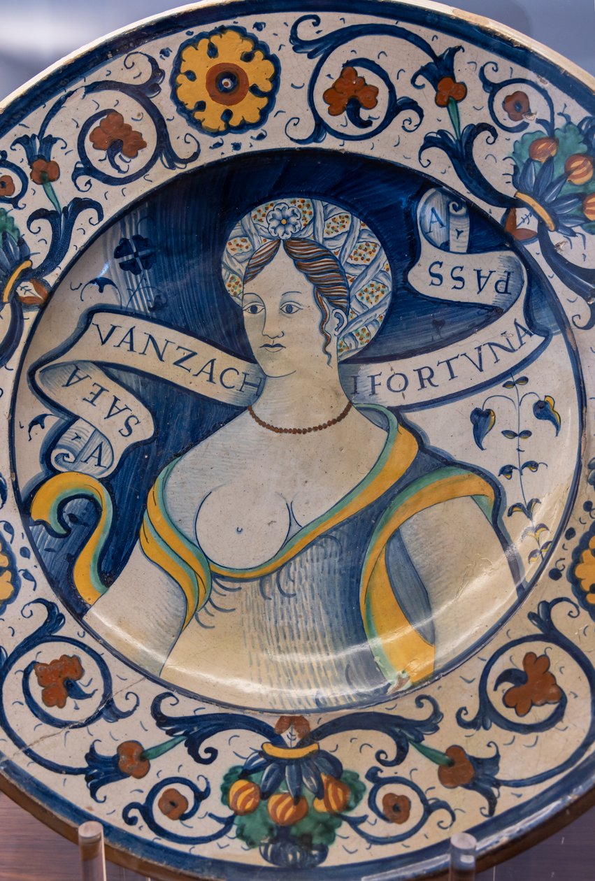 Talíř zdobený krásným ženským poprsím, s motivem, první polovina 16. století (majolika) od Italian School