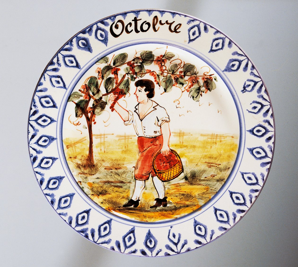 Talíř s vyobrazením měsíců, říjen, keramika, manufaktura Nove di Bassano, region Veneto, Itálie, 20. století. od Italian School
