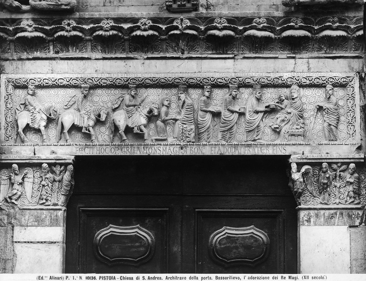 Portálový architráv zobrazující 