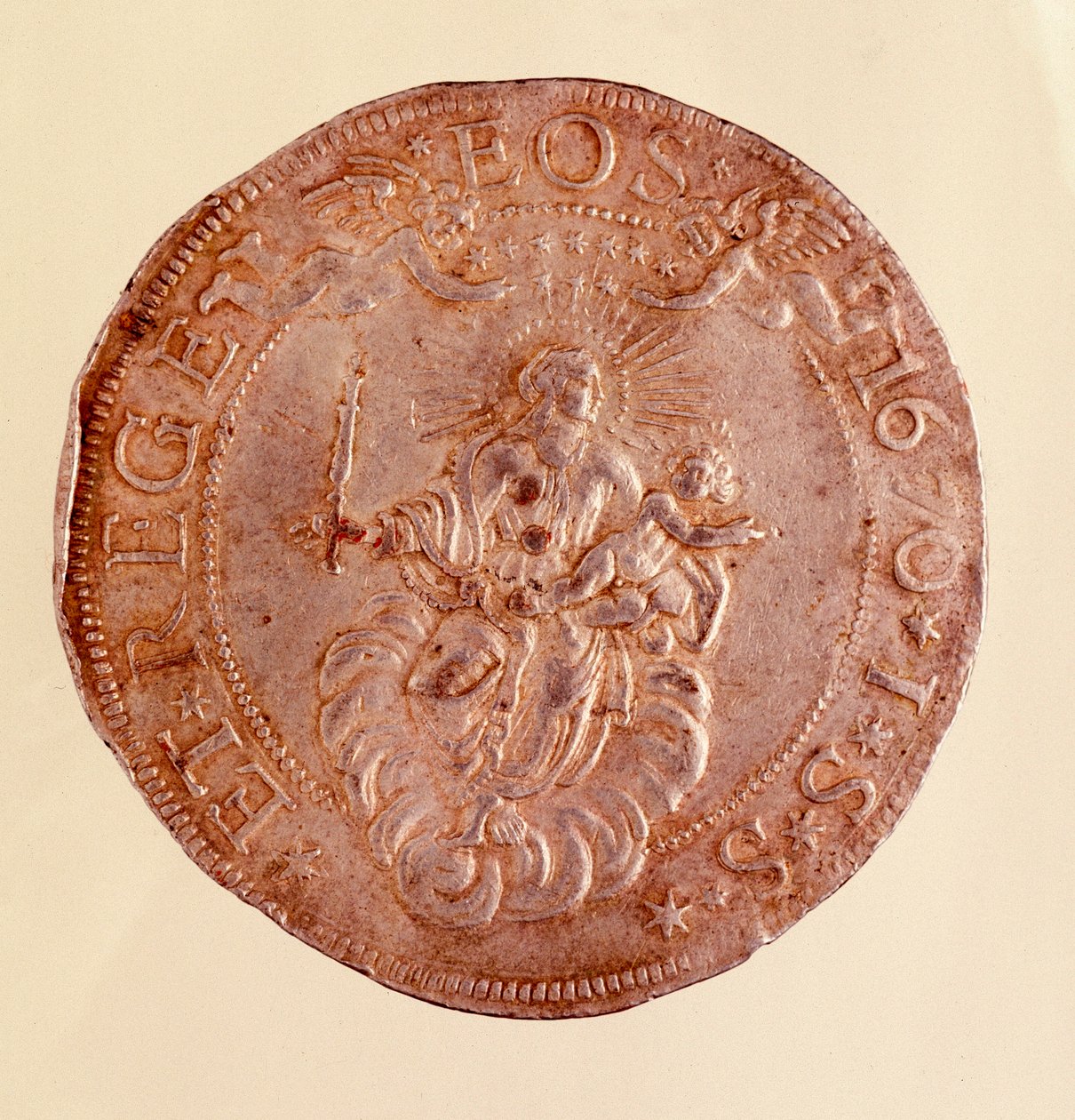 Stříbrná mince z Janovské republiky (Genes) s vyobrazením Panny Marie s Ježíškem. 1670. Prům. 5,8 cm Neapol, museo archeologico od Italian School