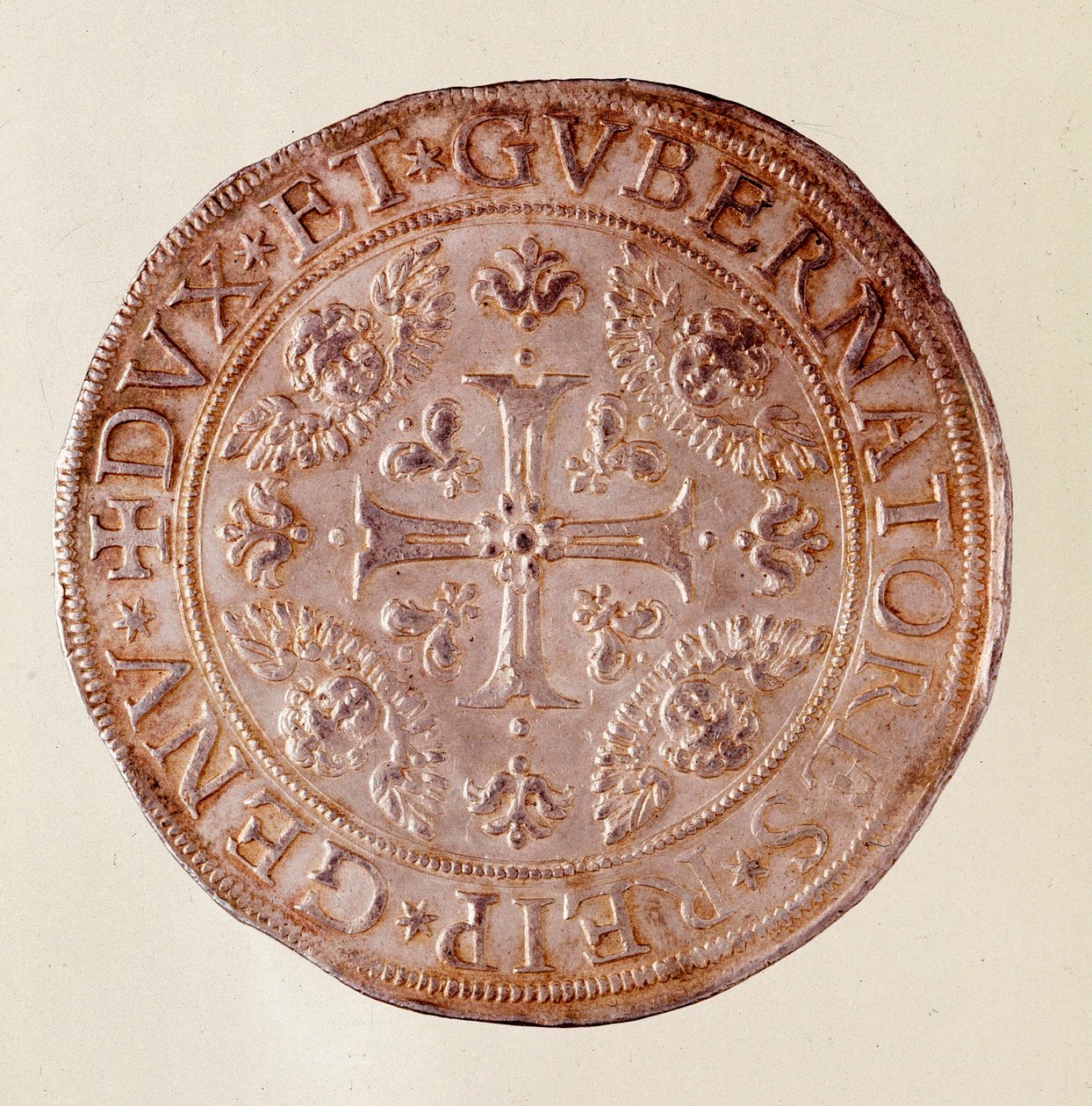 Stříbrná mince z Janovské republiky (Genes) s křížem. 1670. Prům. 5,8 cm Neapol, museo archeologico od Italian School