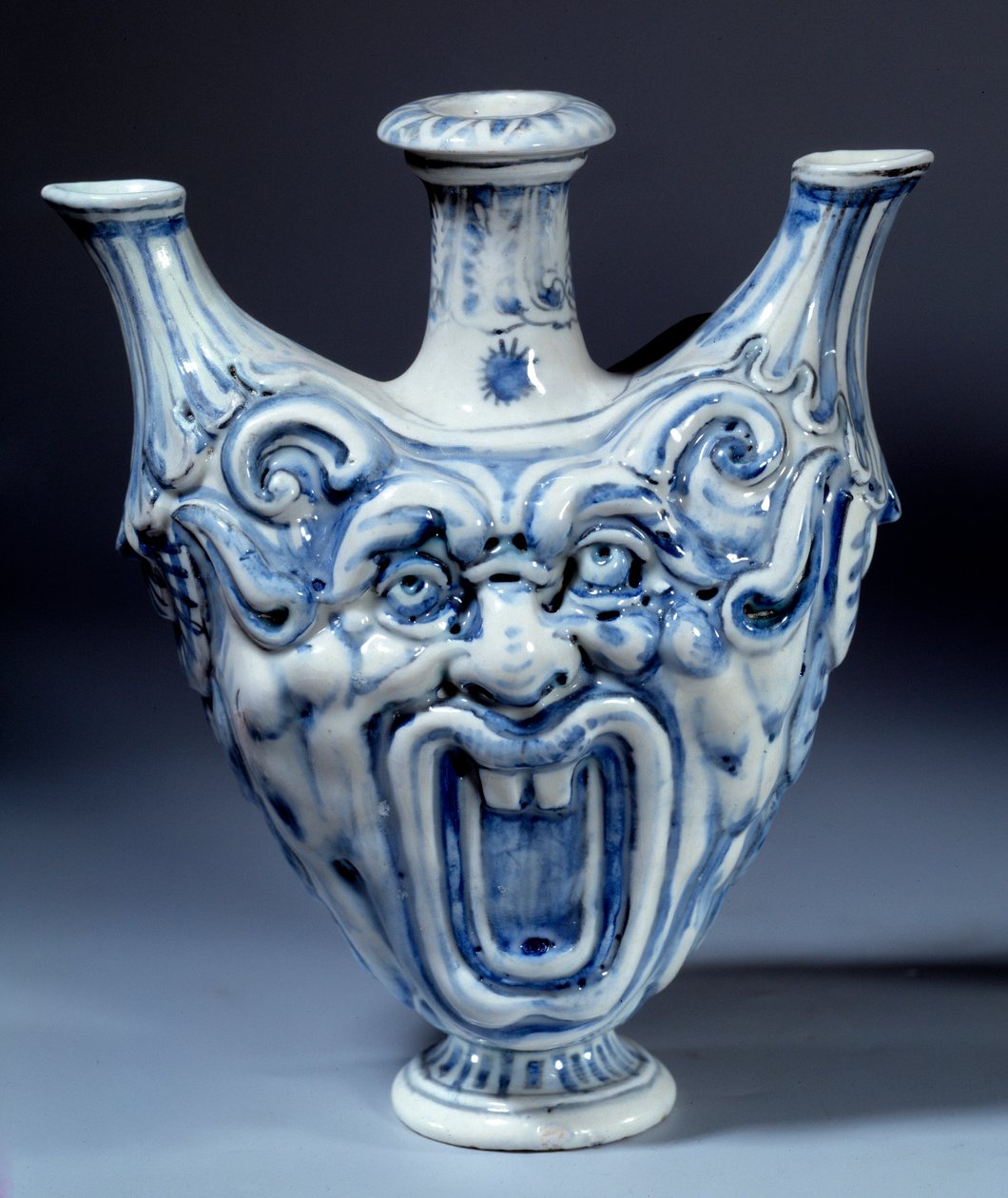 Měkká porcelánová láhev 16. století, vyrobená manufakturou Francois II de Medicis (1544-1560) Sevres, výroba porcelánu od Italian School