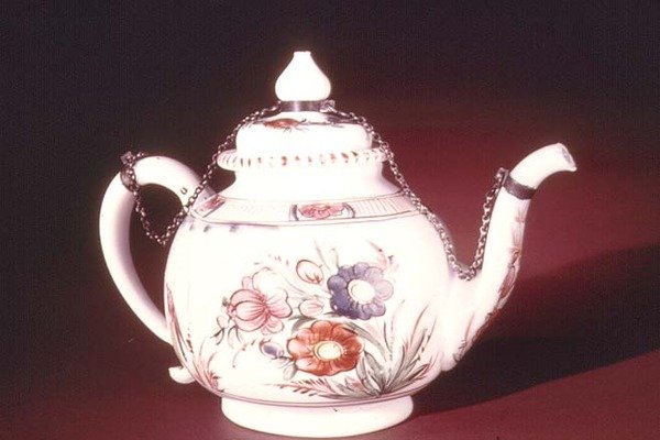 Konvička se smaltovaným květinovým vzorem, pravděpodobně benátská, cca 1750 (porcelán) od Italian School