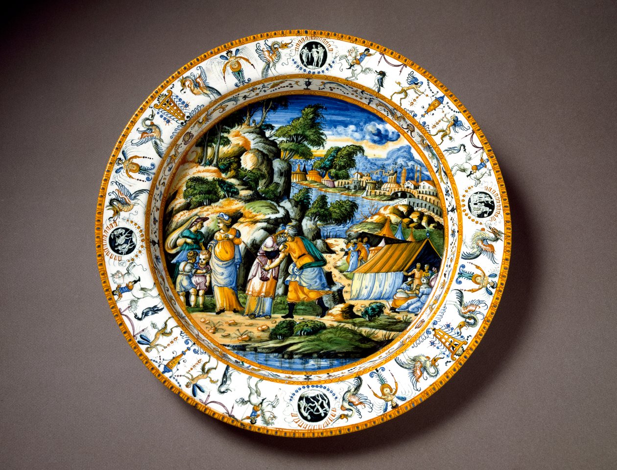 Setkání Aarona a Moise Keramický talíř vyrobený v Urbinu v dílně Fontana, Itálie. 1550 kolem Florencie, Museo Nazionale del Bargello - Setkání Árona a Mojžíše, keramický talíř z dílny Fontana, Urbino, Itálie. Cca 1550. národa od Italian School