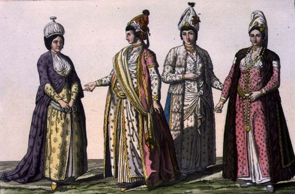 Tři ženy v (LtoR) zimní, jarní a letní módě a jedna v těhotenské módě, deska 59 z části III, svazek I „Historie národů“, vyryla V. Raineri (akvatinta) od Italian School