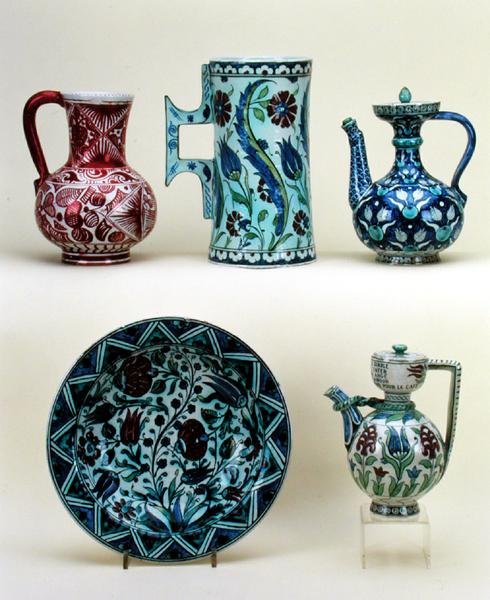 Horní, L-R: Džbán; Velká nádrž; Orientální konvice na kávu; Spodní, L-R: Nabíječka; Oriental Coffee Pot, celá maiolika z Cantagalli Factory, kolem roku 1890 (kamenina) od Italian School
