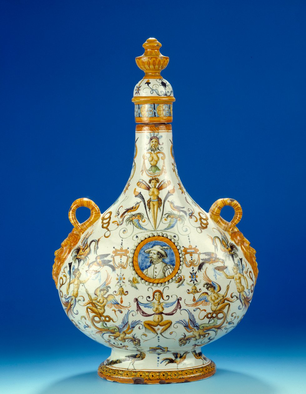 Váza ve tvaru tykve v majolice (majolice) vyrobená v továrnách na fajáns Fontana v Urbinu v Itálii 1570-1580 Paříž, Musee du Petro Palais od Italian School