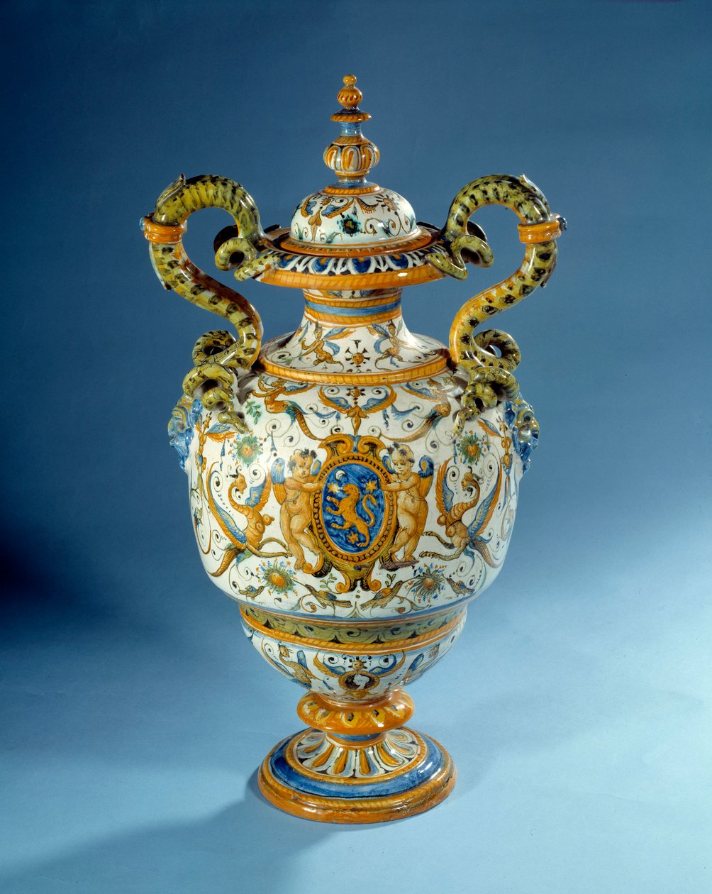 Váza s kroucenými uchy z majoliky (majolika) vyrobená v továrnách na fajáns Patanazzi v Itálii (konec 16. a 17. století) Paříž, muzeum Louvre od Italian School