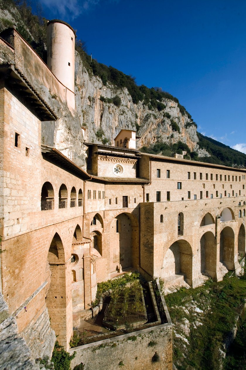 Pohled na klášter svatého Benedetta (Sacro Speco) postavený z 12. století, Subiaco (Řím), Itálie od Italian School