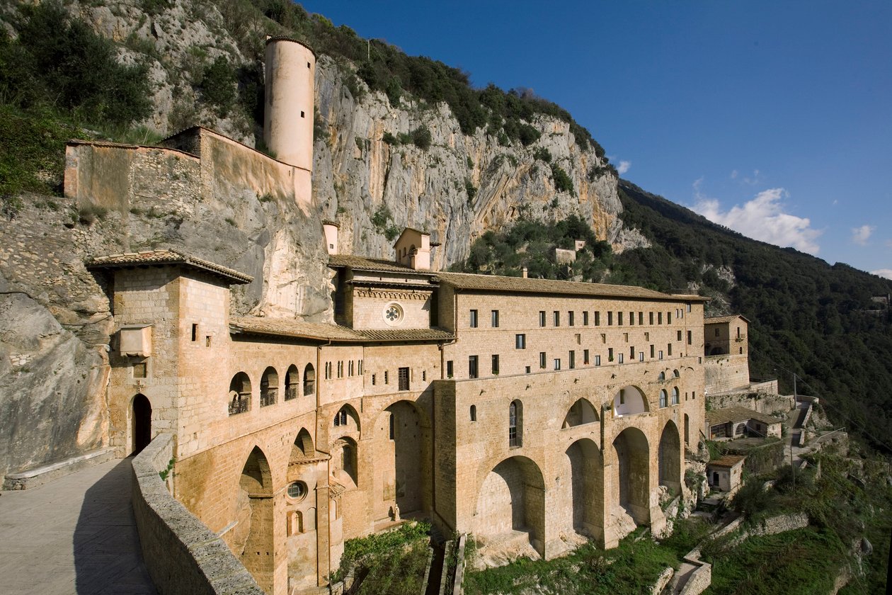 Pohled na klášter svatého Benedetta (Sacro Speco) postavený z 12. století, Subiaco (Řím), Itálie od Italian School