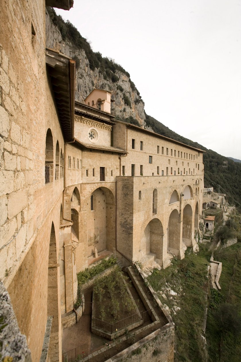 Pohled na klášter svatého Benedetta (Sacro Speco) postavený z 12. století, Subiaco (Řím), Itálie od Italian School