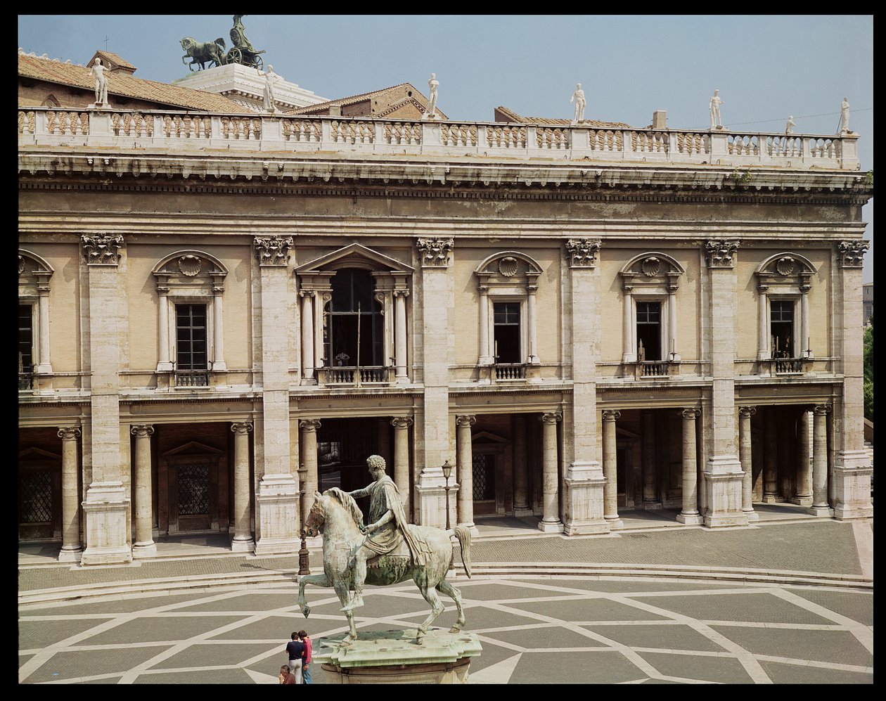 Pohled na Palazzo Nuovo a jezdeckou sochu Marca Aurelia (121-180 nl) od Italian School