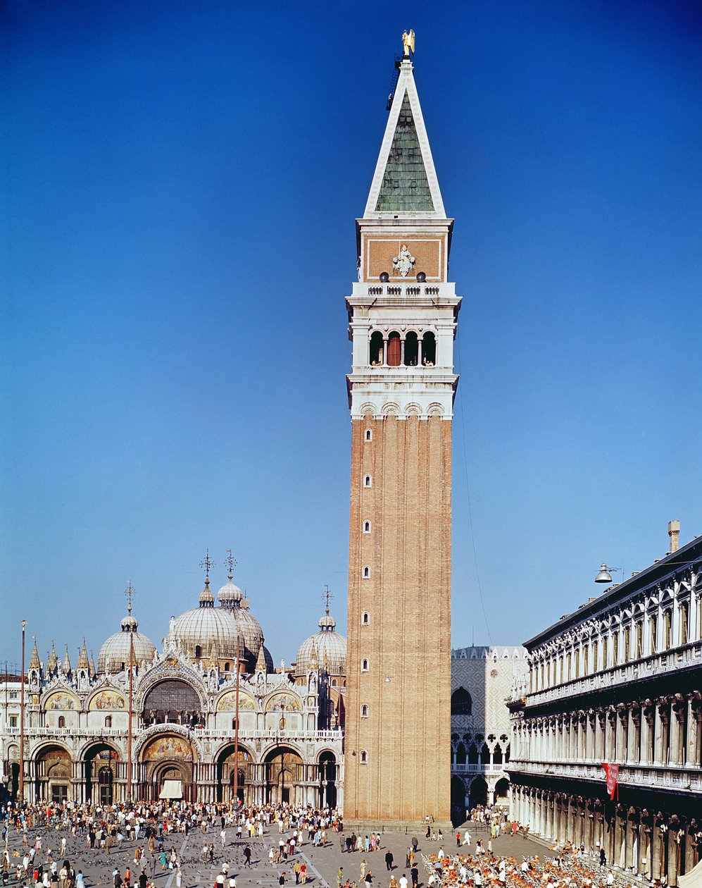 Pohled na zvonici a baziliku di San Marco od Italian School