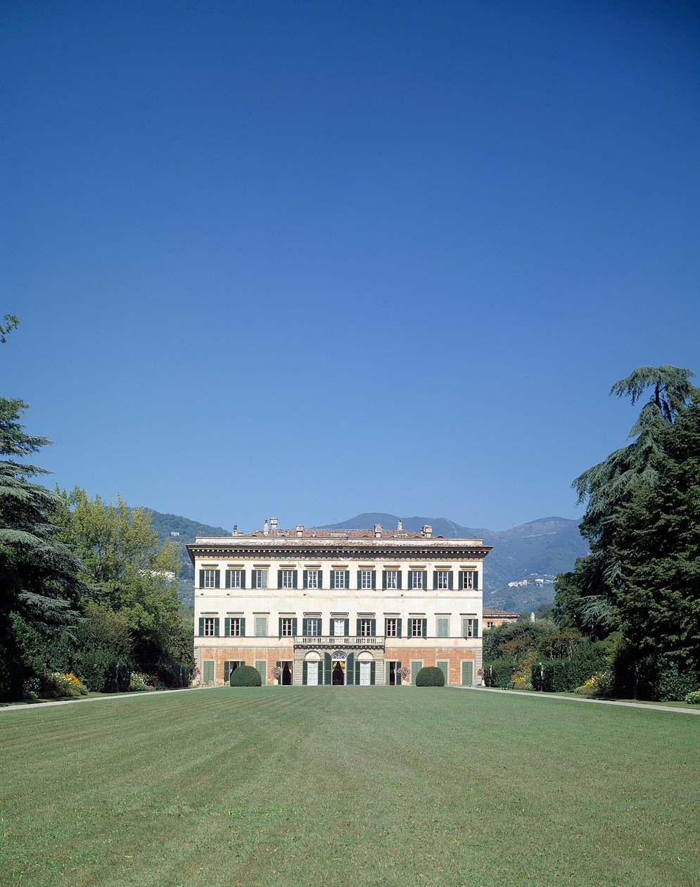 Pohled na fasádu Villa Reale di Marlia (nebo Palazzo Orsetti) od Italian School