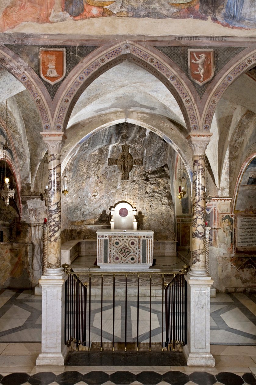 Pohled na presbytář Horního kostela s hlavním oltářem v kosmatském stylu. 13. století. Klášter Saint Benedetto (Sacro Speco), Subiaco (Řím), Itálie od Italian School