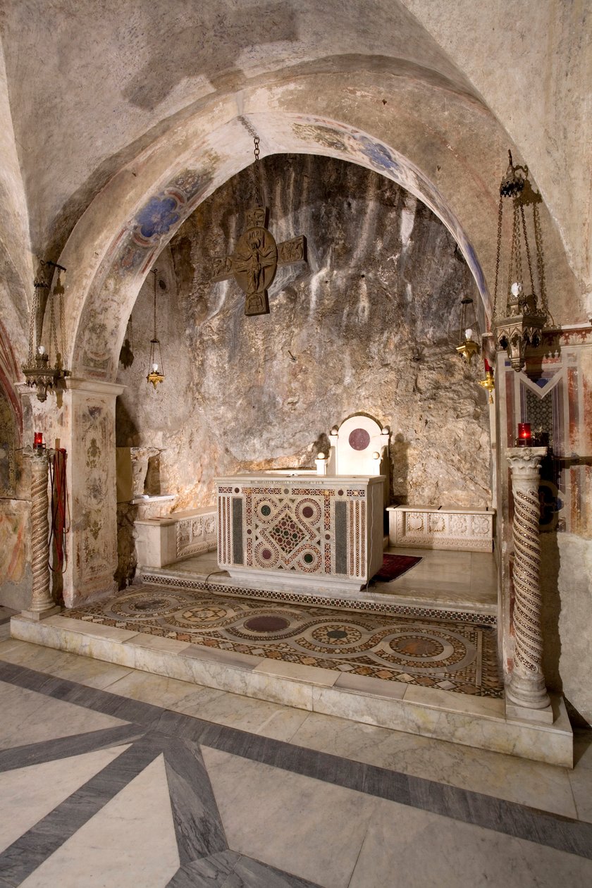 Pohled na presbytář Horního kostela s hlavním oltářem v kosmatském stylu. 13. století. Klášter Saint Benedetto (Sacro Speco), Subiaco (Řím), Itálie od Italian School