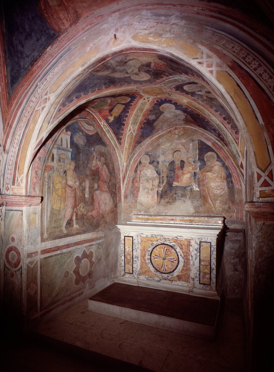 Pohled na presbytář horního kostela s oltářem v kosmatském stylu od Italian School