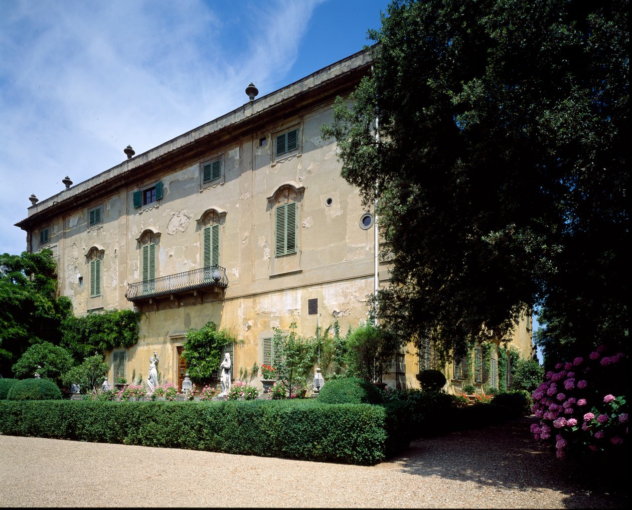 Pohled na západní průčelí vily La Pietra od Italian School
