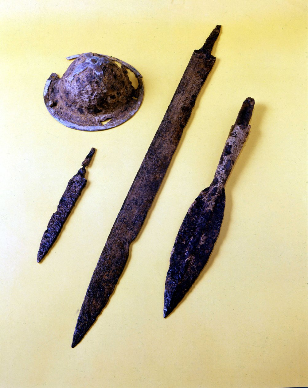 Zbraně lombardského válečníka: štítový deštník, dýka, meč a hrot kopí. Muzeum Cividale del Friuli. od Italian School