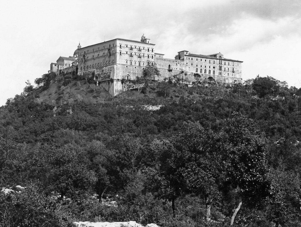 Celkový pohled na exteriér opatství na Monastery Hill od Italian School Italian School