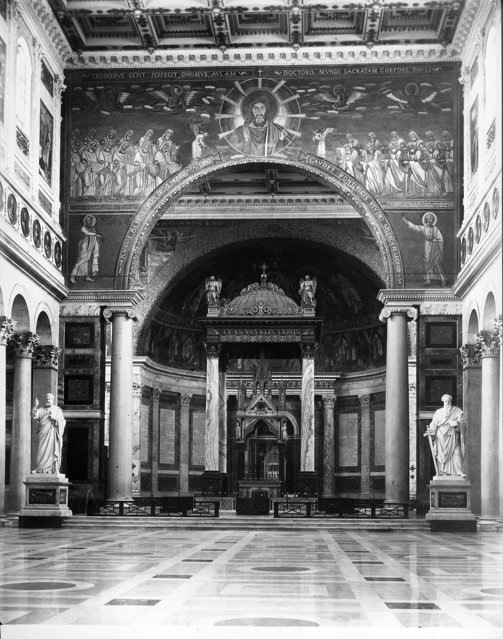 Pohled na hlavní oltář nad svatostánkem od Arnolfa di Cambia (asi 1245-1310) a s hrobem sv. Pavla pod ním od Italian School Italian School