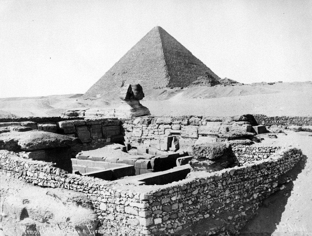 Chrám v údolí Khafra s Velkou sfingou a Cheopsovou pyramidou, asi 1880 od J. Pascal Sebah