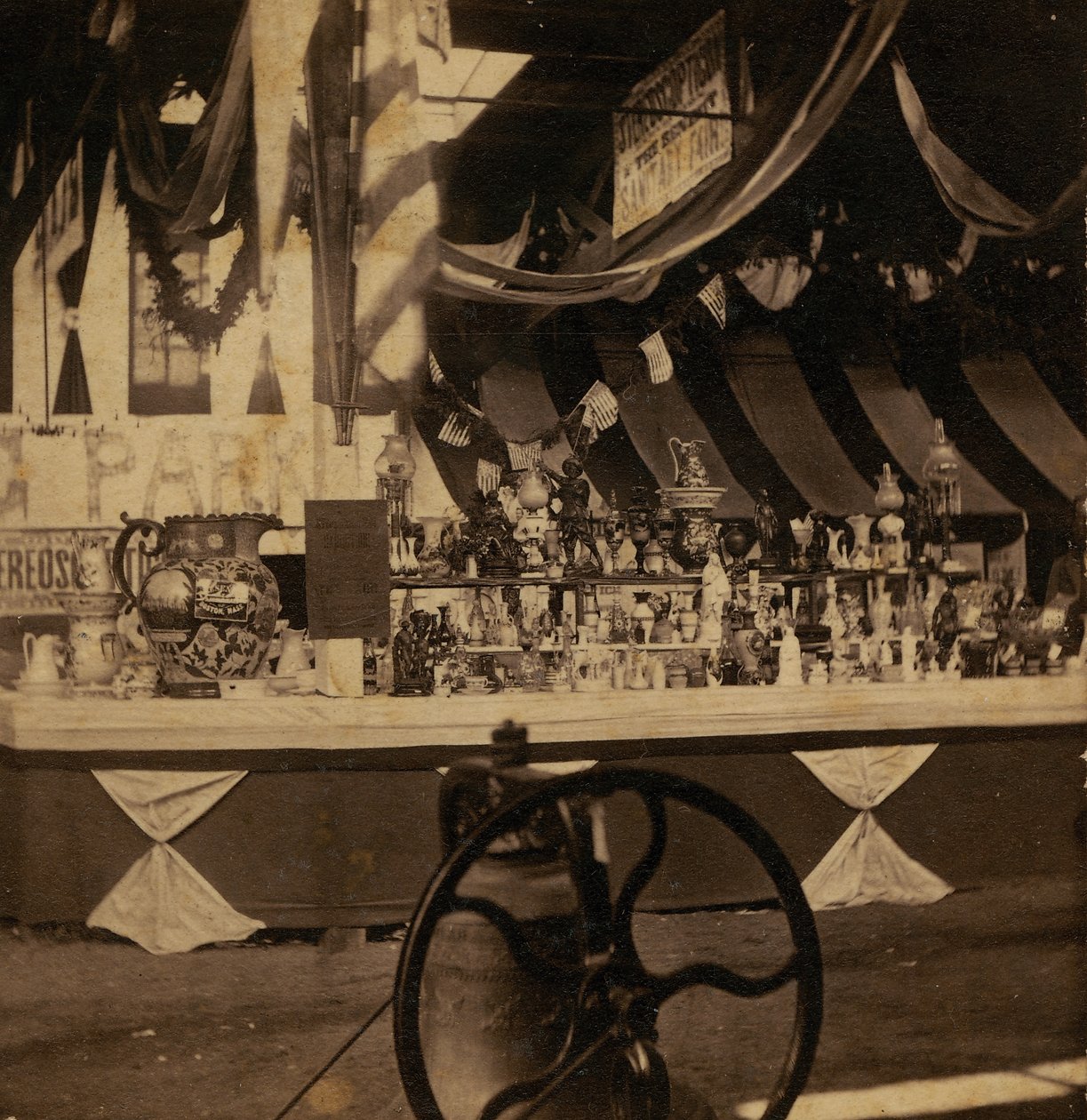 Poloviční stereofotografie stolu s různými kusy zboží od J.A. Scholten