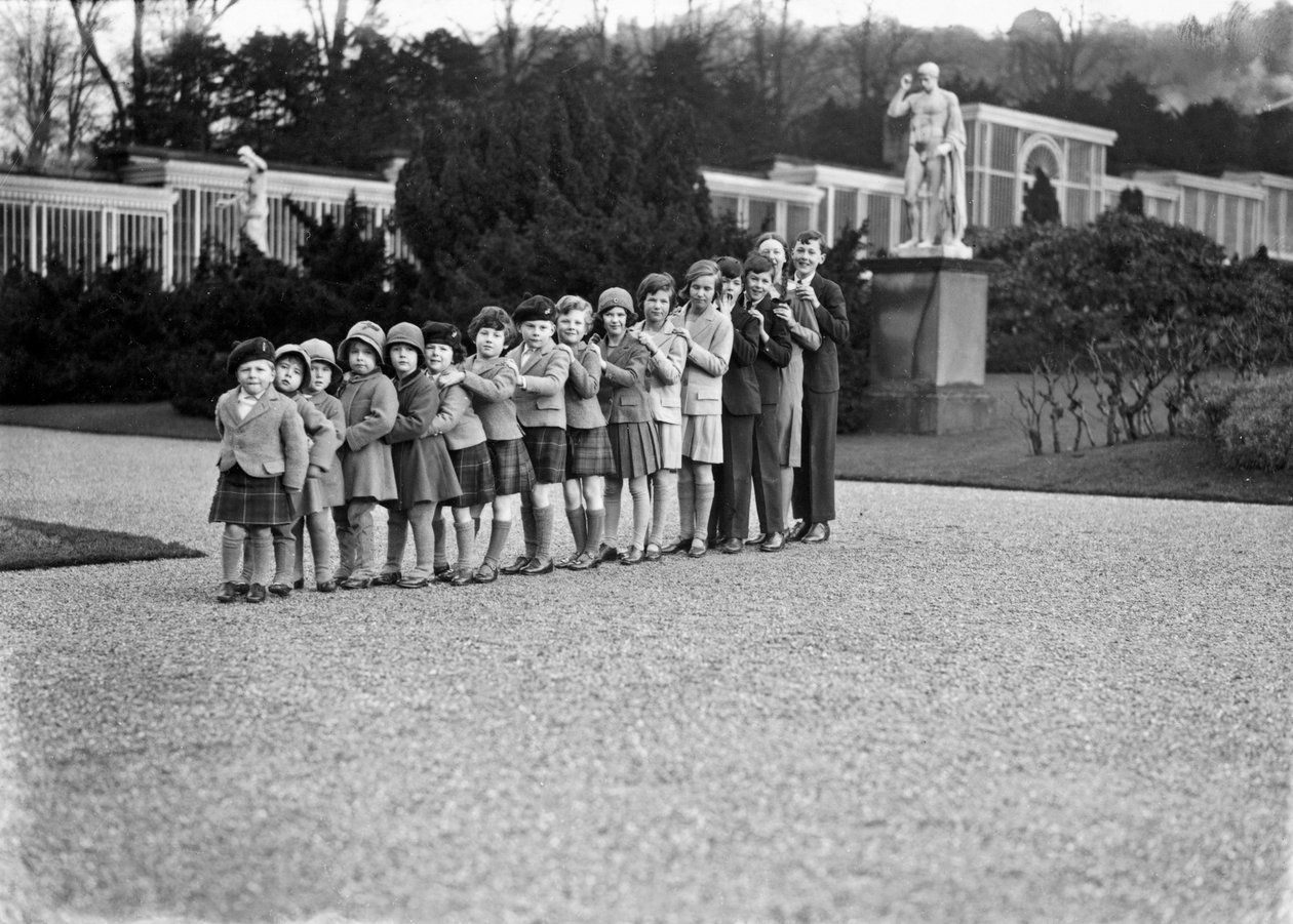 Cavendish rodinná skupina 16 vnoučat v zahradách Chatsworth, Derbyshire, 1930 od JR Board