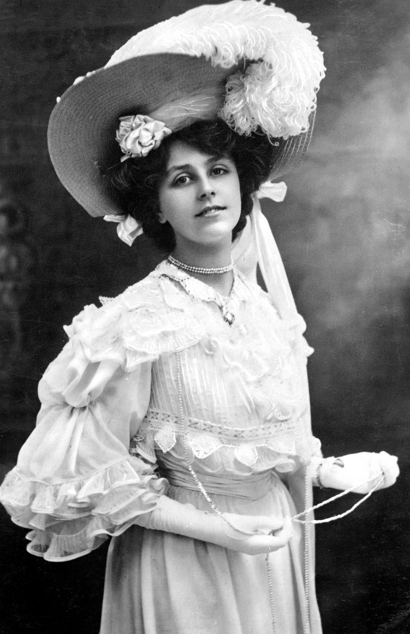 Dora Barton 1884-1966, anglická herečka, 1900. od J. Beagles and Co.