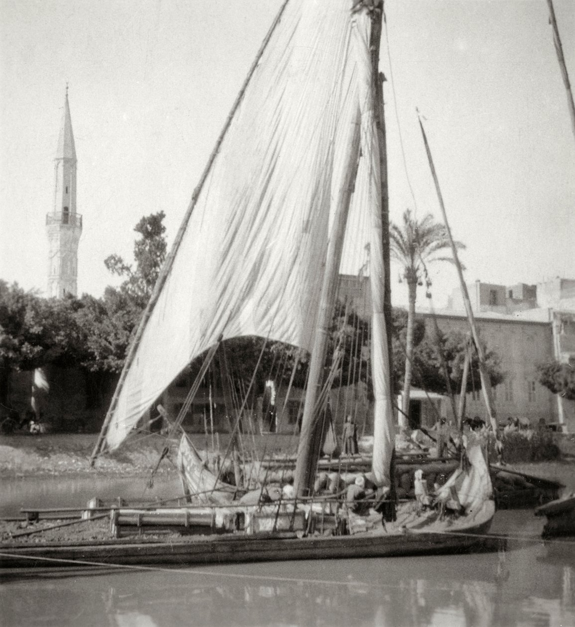 Na kanálu Mahmoudiya, Alexandrie, Egypt, 20. století od J. Dearden Holmes