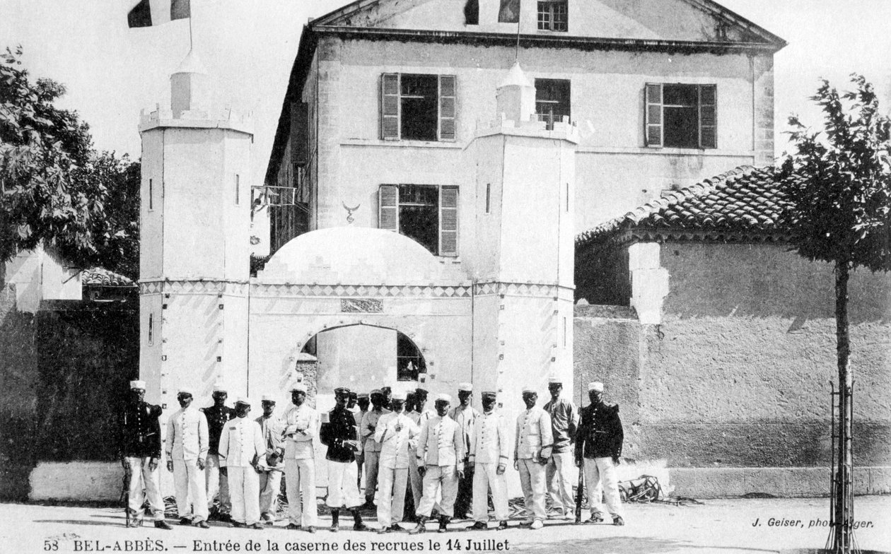 Kasárna rekrutů, Francouzská cizinecká legie, Sidi Bel Abbes, Alžírsko, 14. července 1906 od J. Geiser