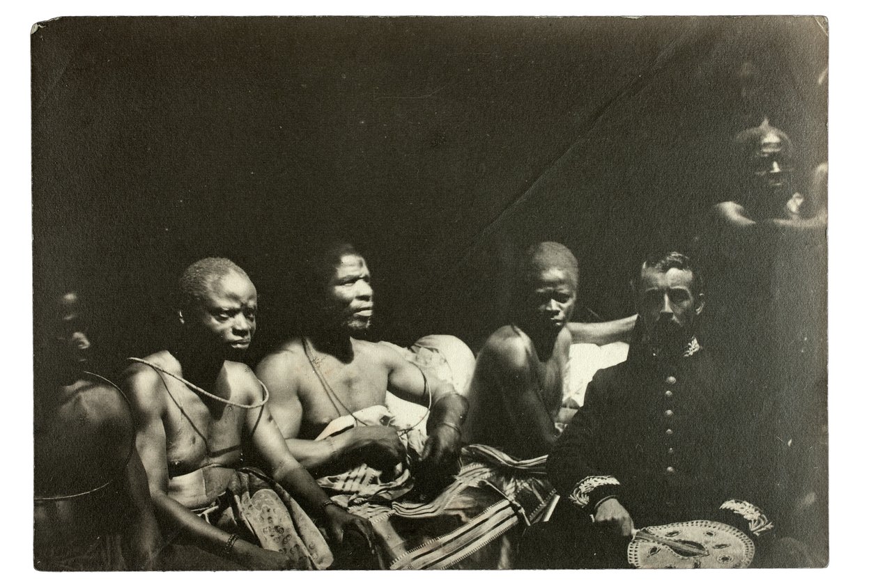 Kapitán Gallwey a náčelníci Edo, Benin, Nigérie, 1892 (želatinový stříbrný tisk) od J. H. Swainson