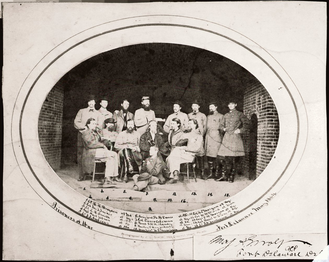 Patnáct Morganových jezdců, Fort Delaware, květen 1864 (čb fotografie) od J. L. Gihon